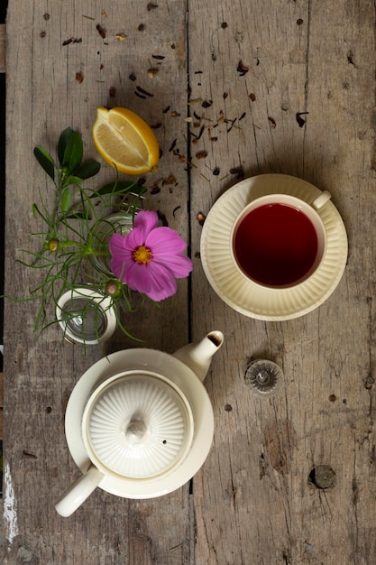 Foto taza de té rojo en la mesa