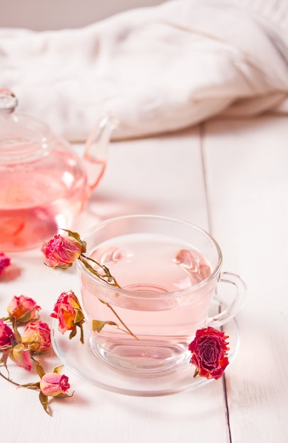 Taza de té de rosas en una mesa de madera