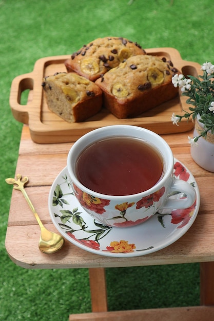 Una taza de té y una taza de té sobre una mesa de madera.