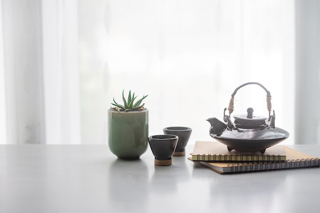 Taza de té y té de cerámica japonesa en la mesa