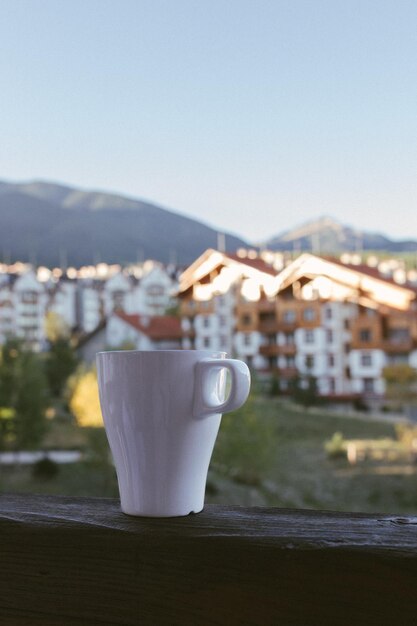 Una taza de té con el telón de fondo del hotel y las hermosas montañas en Bansko Bulgaria