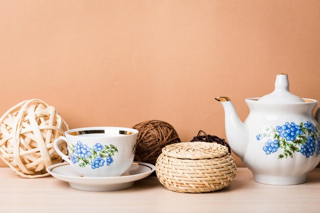 Taza de té con tetera en estilo vintage