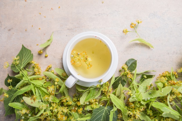 Taza de té de tilo de hierbas con flores de tilo