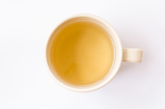 Una taza de té en topview sobre fondo blanco