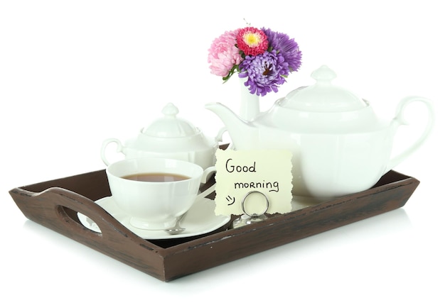 Taza de té con tortas en bandeja de madera aislado en blanco