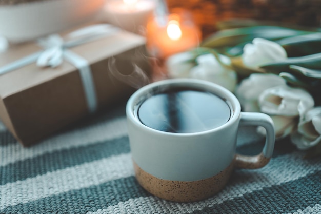 Taza de té tulipanes y regalo buenos días festivos.