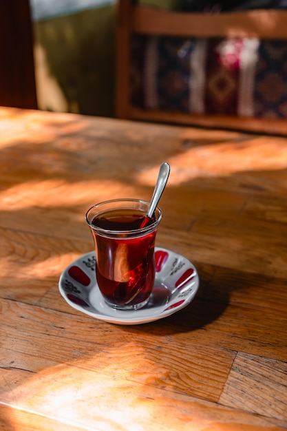 Taza de té turco en una mesa de madera en un café