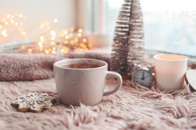 Taza de té con vapor en la atmósfera de la mañana de invierno