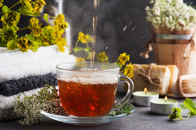 Taza de té y velas encendidas en arreglo de spa