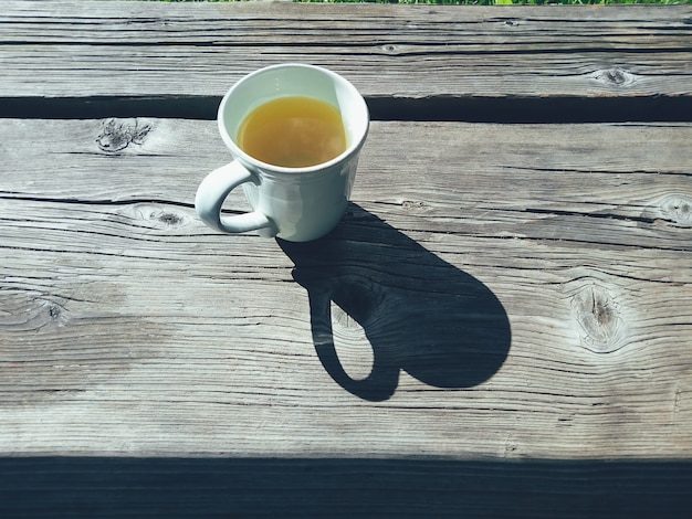 Taza de té en la veranda