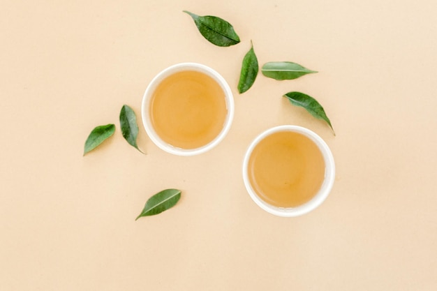Taza de té verde fresco con hojas de té Vista plana superior Concepto de té