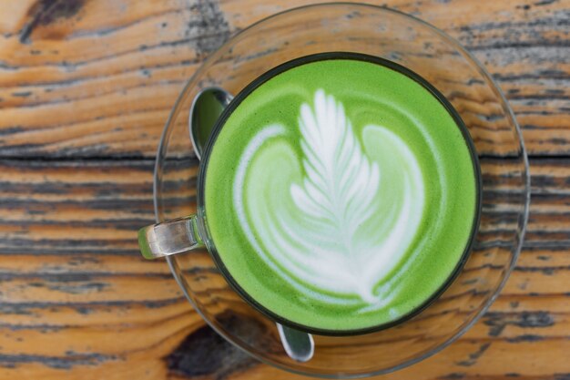 Foto una taza de té verde con leche caliente en la mesa