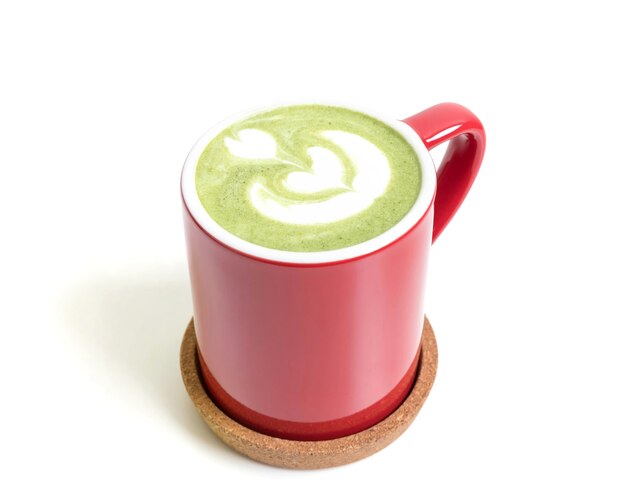 Una taza de té verde matcha Té matcha en una taza roja aislado Matcha aislado