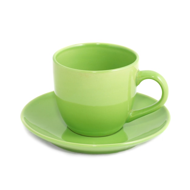 Taza de té verde y platillo aislado en blanco