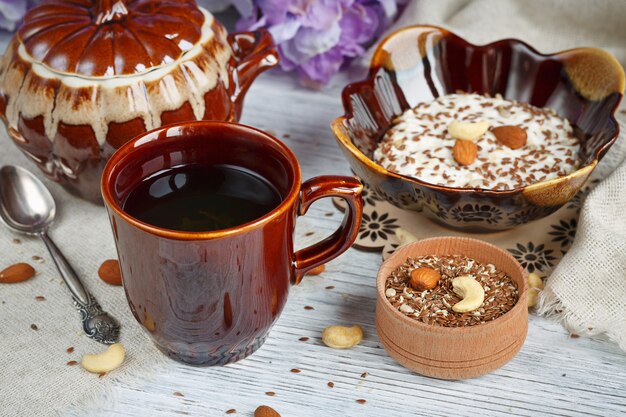 Taza de té verde, requesón más copos de avena, linaza, nueces y miel