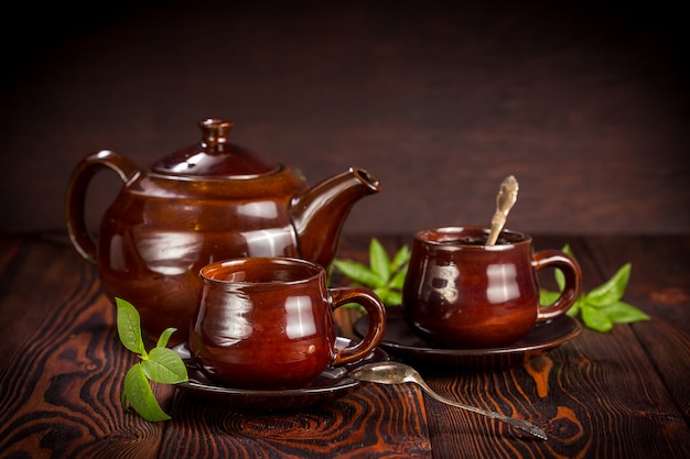 Taza con té verde sobre madera