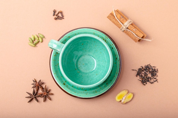 Taza de té verde vacía e ingredientes de especias para hacer saludable