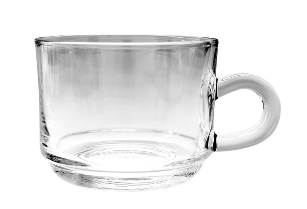 Taza de té de vidrio vacía aislada sobre fondo blanco