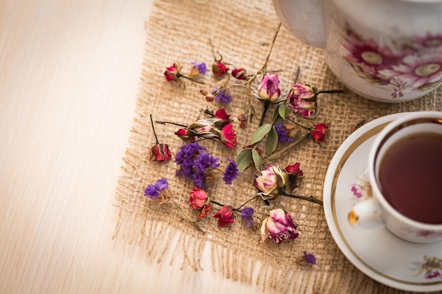 Taza de té vintage con capullos de rosas