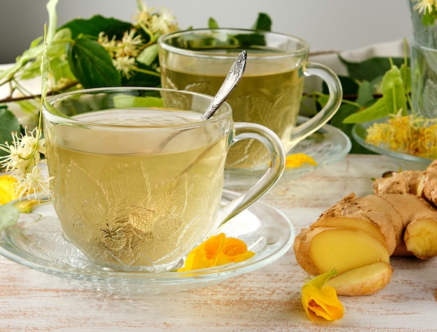 Taza transparente con té de jengibre y tilo.