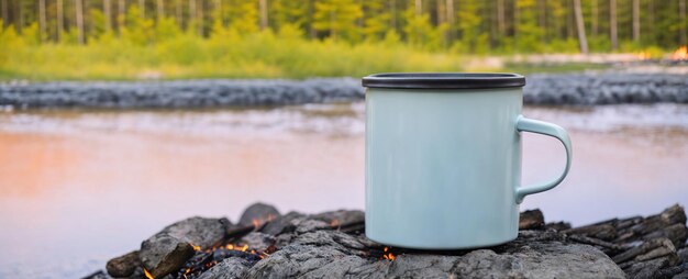 Foto taza de turista en un tronco con una vista de la vida silvestre turismo generativo ai