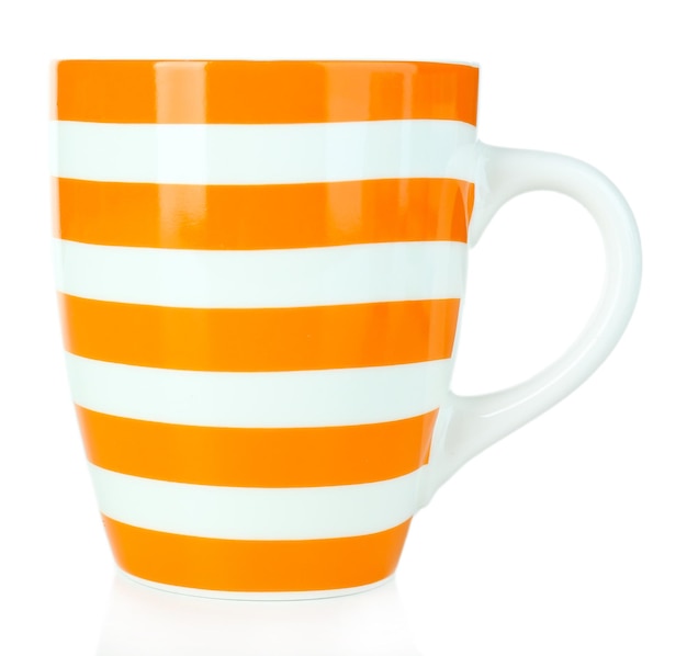 Taza vacía de color aislada en blanco