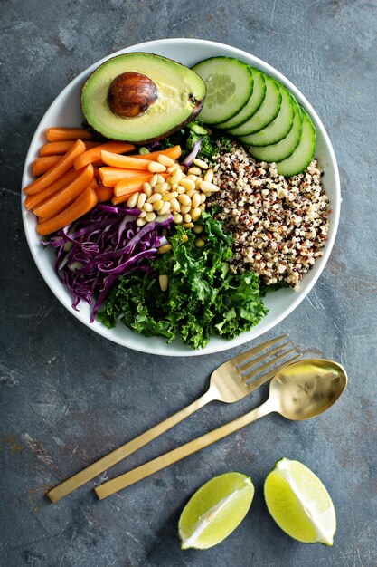 Taza vegana com vegetais e quinoa