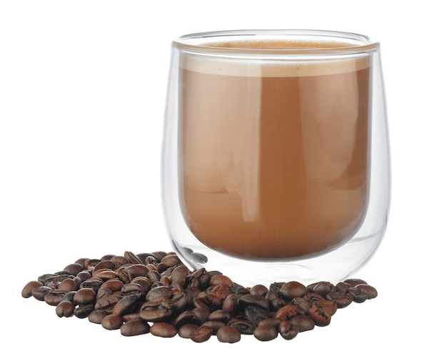 Taza de vidrio de café y granos de café aislado en blanco