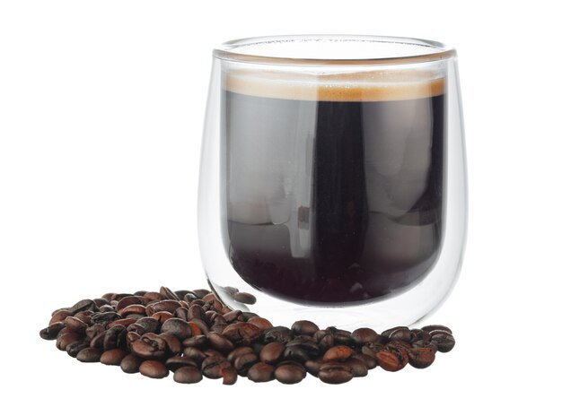 Taza de vidrio de café y granos de café aislado sobre fondo blanco.