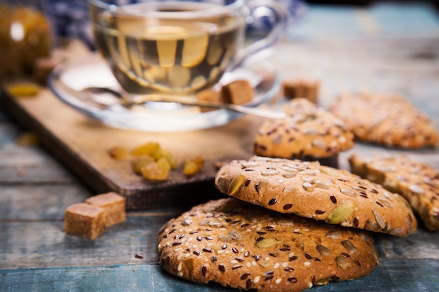 Taza de vidrio con galletas de galleta