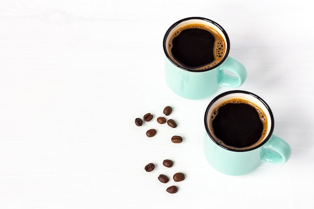 Tazas de café azul con granos de café