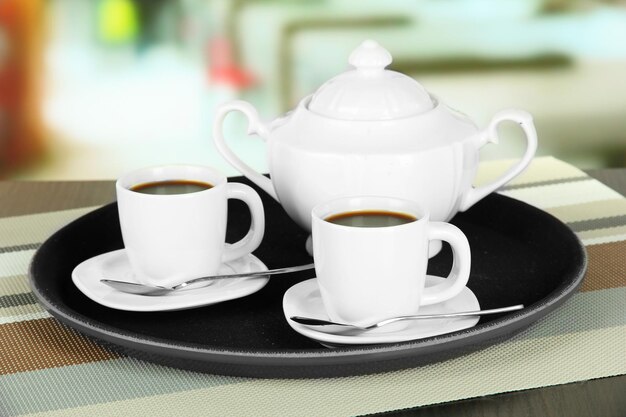Tazas de café en la bandeja en la mesa de café