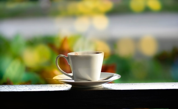 Tazas de café calientes Poner en madera Eso es delicioso