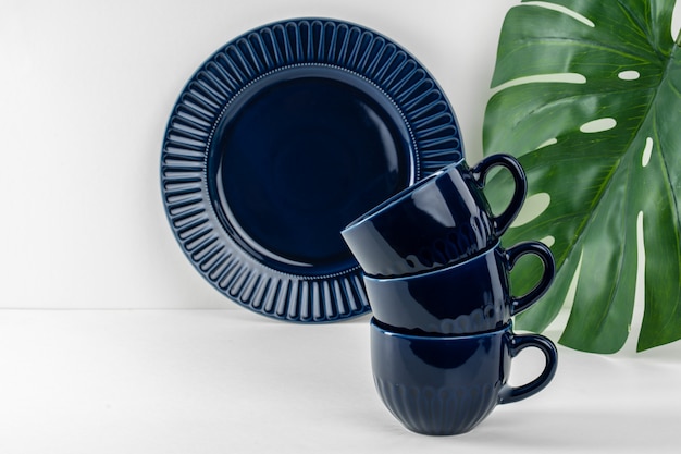 Tazas de café de cerámica azul oscuro en la mesa