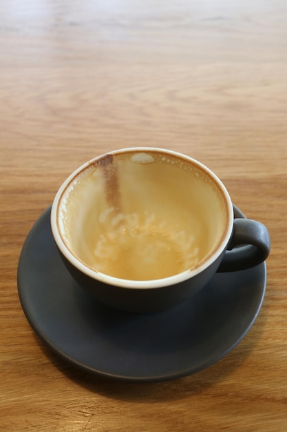 Tazas de café colocadas sobre una mesa en una cafetería.