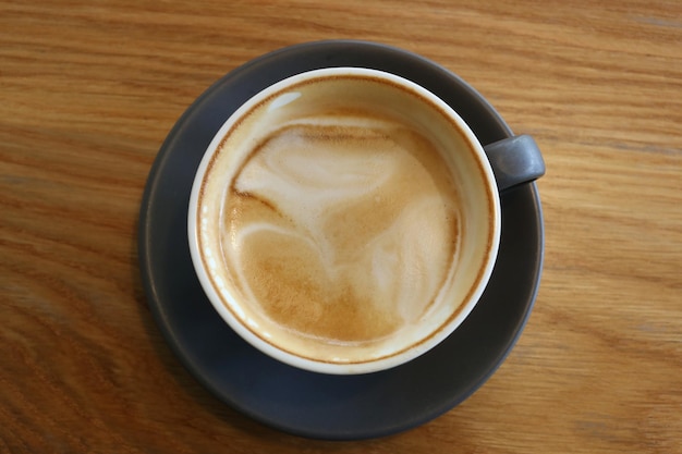 Tazas de café colocadas sobre una mesa en una cafetería.