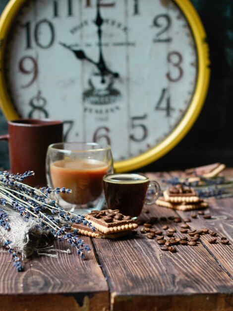 Foto tazas de café contra el reloj