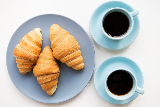 Tazas de café con croissants