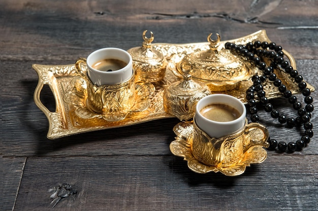 Tazas de café doradas cuentas de rosario ramadan kareem