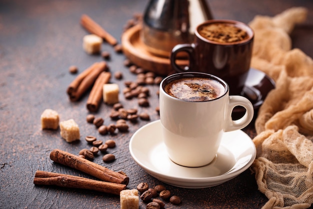 Tazas de café, frijoles, azúcar y canela.