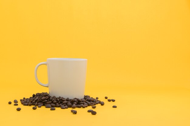 Tazas de café y granos de café, bebidas energéticas.