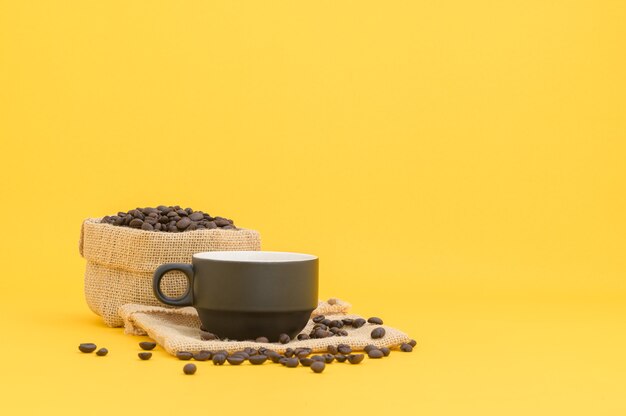 Tazas de café y granos de café, bebidas energéticas.