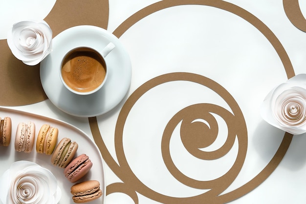 Tazas de café macarons círculos de secuencia de Fibonacci Espresso perfección sabrosa Concepto de proporción áurea flores de papel rosas blancas Vista superior arte de papel plano en dos tonos blanco y marrón