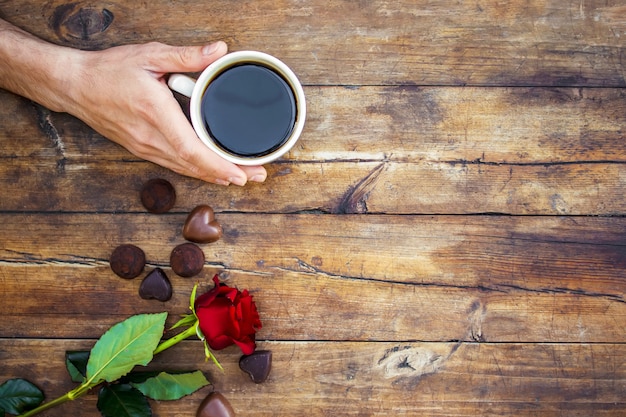 Tazas con un café en manos de hombres y mujeres. Enfoque selectivo