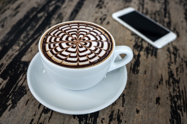 Tazas de café moca en mesa de madera