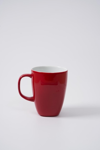 Tazas de café o té de cerámica roja sobre un fondo blanco