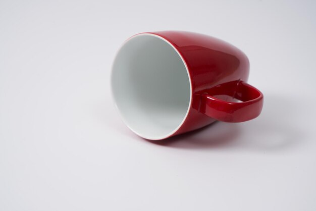 Tazas de café o té de cerámica roja sobre un fondo blanco