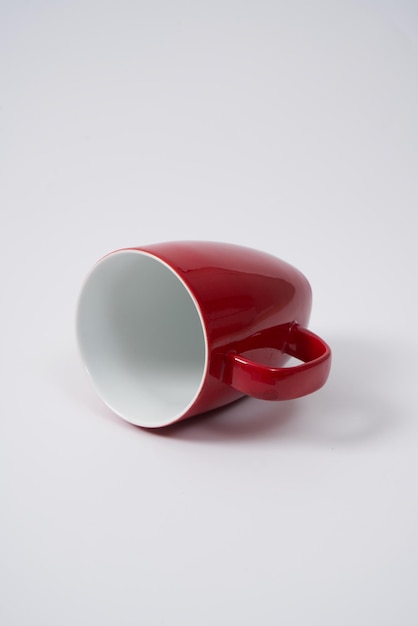 Tazas de café o té de cerámica roja sobre un fondo blanco