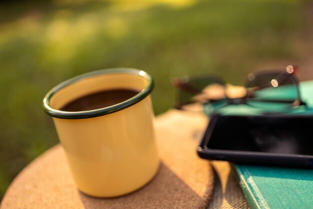 Tazas de café en el patio trasero y sol de la mañana.