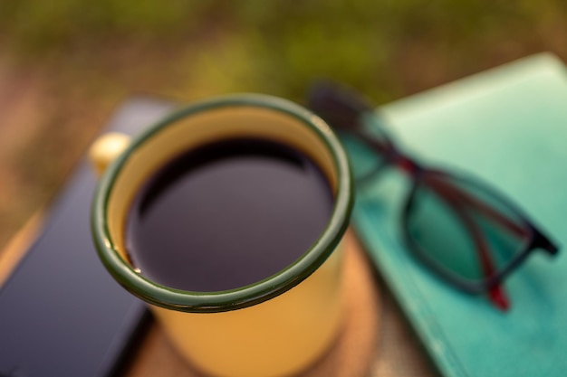 Tazas de café en el patio trasero y sol de la mañana.